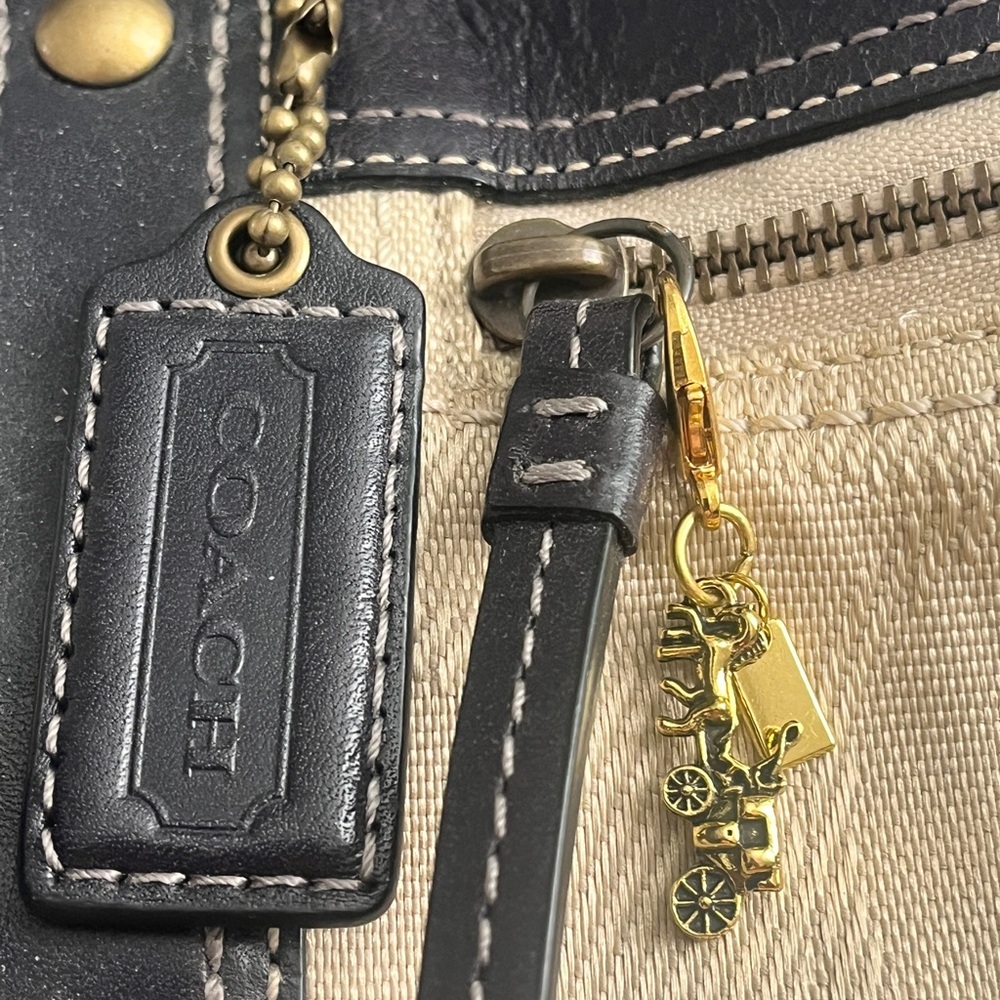 Charming Gold Carriage and Horse Bag Charm Zipper Pull